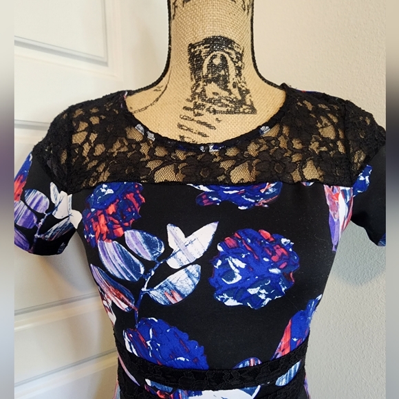 Belle Sky Floral and Lace Dress size XS - Picture 7 of 12